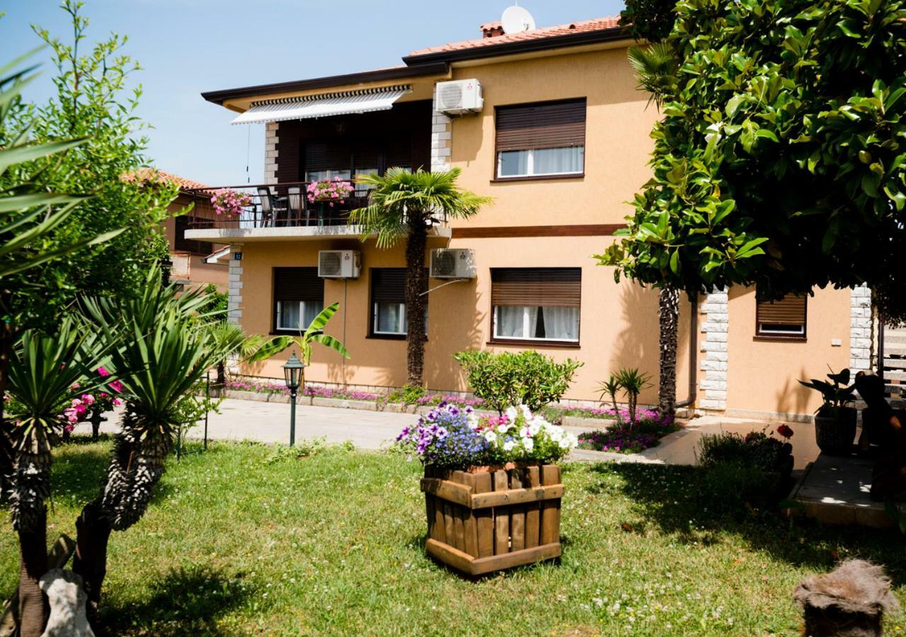 Apartment Dora *