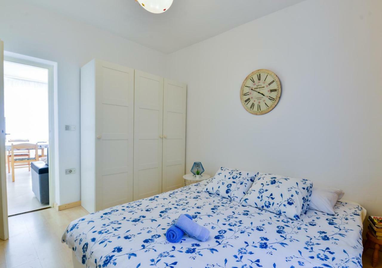 Apartment Dora *